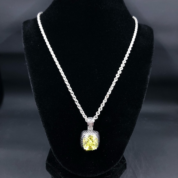 Beautiful & Bold Silver Tone chain & Light Green Cushion cut Stone pendent. - Picture 1 of 9